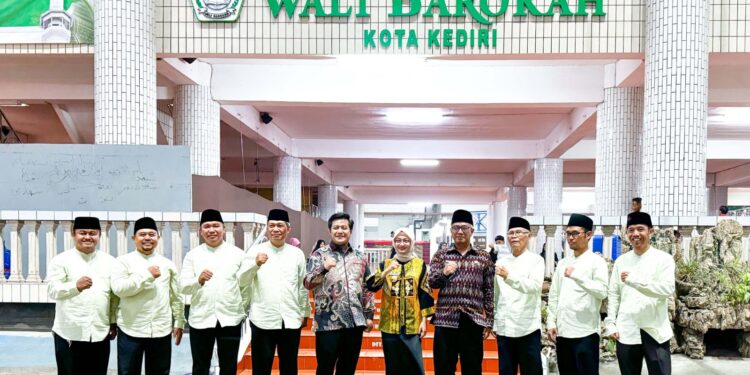Wali Kota Kediri Vinanda (tengah) berkunjung ke Pondok Pesantren (Ponpes) Wali Barokah, Kota Kediri, pada Kamis (10/4). Dok: LINES.