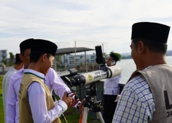 Pemantauan hilal di Pantai Tanjung Kodok Lamongan oleh Tim Rukyatul Hilal DPW LDII Jawa Timur, 29 Maret 2025. Dok: LINES.