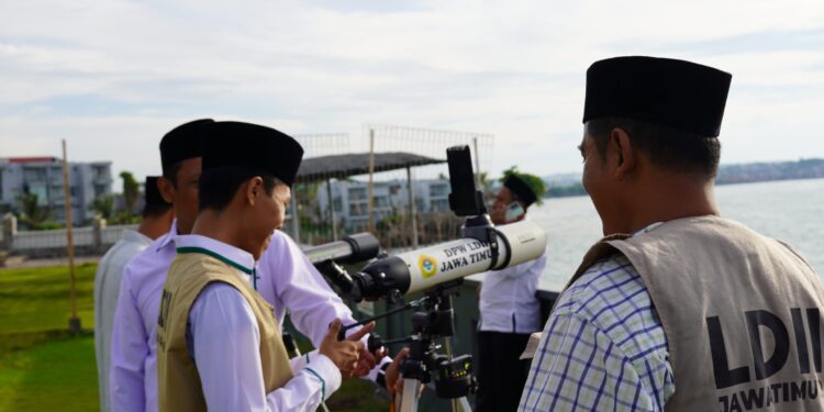 Pemantauan hilal di Pantai Tanjung Kodok Lamongan oleh Tim Rukyatul Hilal DPW LDII Jawa Timur, 29 Maret 2025. Dok: LINES.
