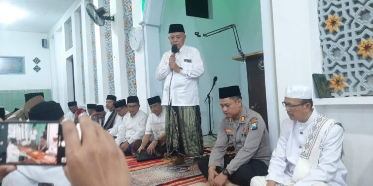 Bupati Malang M. Sanusi bersama jajaran Forkopimda menghadiri kegiatan Shalat Subuh Keliling yang digelar di Masjid Al Muqorrobin, Desa Rembun, Kecamatan Dampit, Jumat (16/5). Dok: LINES.