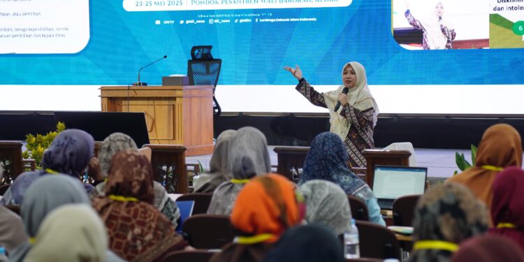Pengurus DPP LDII Dian Alia Putri dalam Pelatihan Tim Pencegahan dan Penanggulangan Kekerasan (TPPK) yang digelar pada Sabtu (24/5), di Pondok Pesantren Wali Barokah Kota Kediri. Dok: LINES.