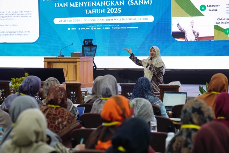 Pengurus DPP LDII Dian Alia Putri dalam Pelatihan Tim Pencegahan dan Penanggulangan Kekerasan TPPK yang digelar pada Sabtu 245 di Pondok Pesantren Wali Barokah Kota Kediri Dok LINES