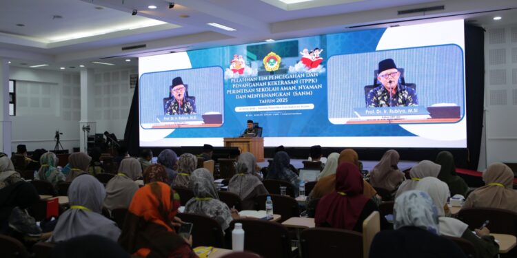 Ketua DPP LDII, Prof. Rubiyo menegaskan pentingnya menjadikan sekolah dan pesantren sebagai ruang yang aman, nyaman, dan menyenangkan bagi perkembangan holistik siswa dan santri. Hal ini disampaikan pada Pelatihan Tim Pencegahan dan Penanganan Kekerasan (TPPK) di Ponpes Wali Barokah Kediri, Sabtu (24/5). Dok: LINES.