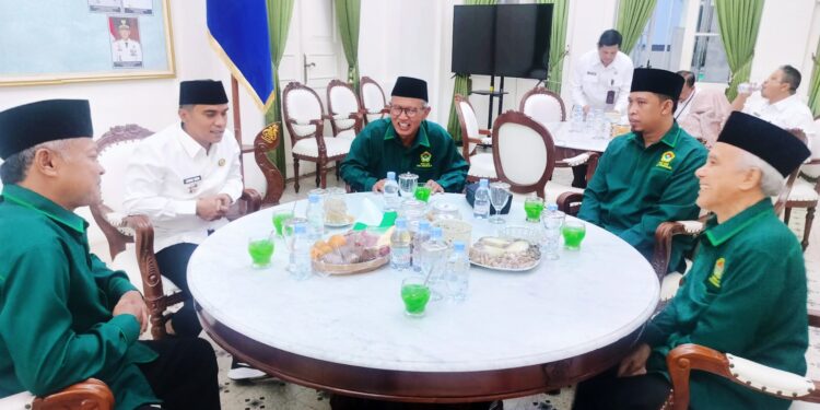 Pengurus Harian DPD LDII Kabupaten Bangkalan beraudiensi dengan Bupati terpilih Bangkalan Lukman Hakim di Ruang Kerja Bupati, pada Rabu (7/5). Dok: LINES.
