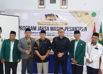 Kejaksaan Negeri (Kejari) Banyuwangi menggelar program Jaksa Masuk Pesantren (JMP) untuk para santri Pondok Pesantren Pelajar dan Mahasiswa (PPPM) Nurul Huda, Jl. Ikan Arwana No. 15, Karangrejo, pada Jumat (23/5). Dok: LINES.