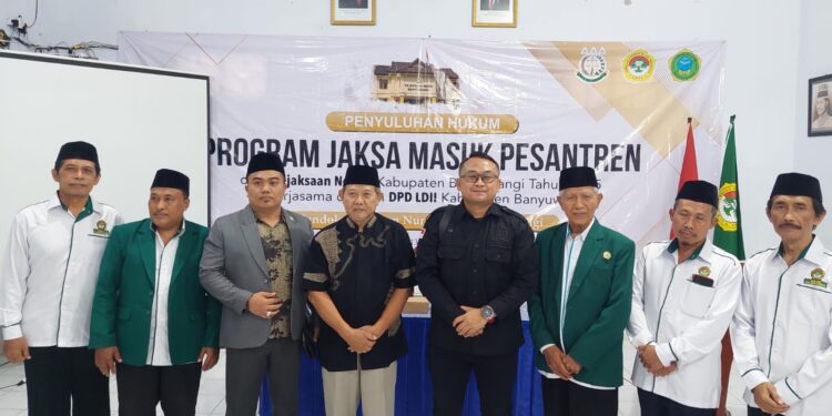 Kejaksaan Negeri (Kejari) Banyuwangi menggelar program Jaksa Masuk Pesantren (JMP) untuk para santri Pondok Pesantren Pelajar dan Mahasiswa (PPPM) Nurul Huda, Jl. Ikan Arwana No. 15, Karangrejo, pada Jumat (23/5). Dok: LINES.