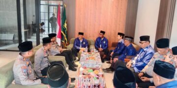 Kapolres Lamongan AKBP Agus Dwi Suryanto didampingi Pejabat Utama Polres menggelar audiensi dengan pengurus DPD LDII Lamongan pada Rabu 145 Polres Lamongan dan Pengurus LDII memperkuat sinergi dalam menjaga keamanan dan ketertiban masyarakat Kamtibmas untuk mencegah konflik Dok LINES