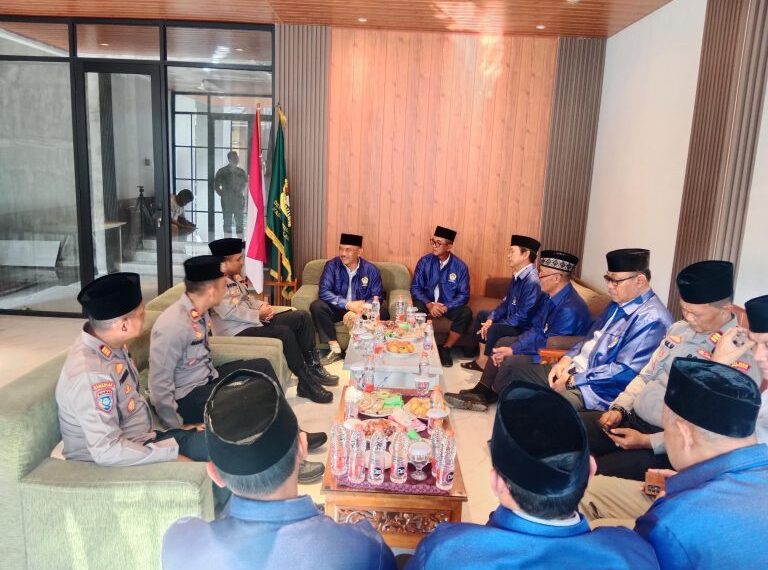 Kapolres Lamongan AKBP Agus Dwi Suryanto didampingi Pejabat Utama Polres, menggelar audiensi dengan pengurus DPD LDII Lamongan pada Rabu (14/5). Polres Lamongan dan Pengurus LDII memperkuat sinergi dalam menjaga keamanan dan ketertiban masyarakat (Kamtibmas) untuk mencegah konflik. Dok: LINES.