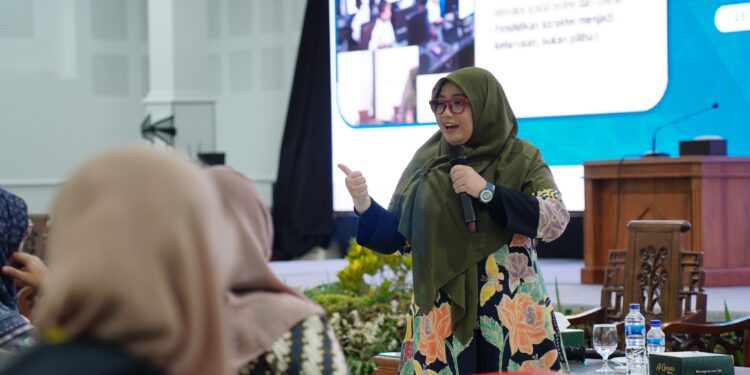 Ketua DPP LDII Bidang Pemberdayaan Perempuan dan Kesejahteraan Keluarga (PPKK), Siti Nurannisaa Paramabekti, menekankan pentingnya aturan dan kebijakan yang jelas sebagai landasan pencegahan terjadinya kekerasan di lingkungan sekolah maupun pesantren. Dok: LINES.