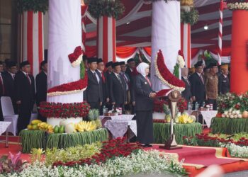 Gubernur Jawa Timur Khofifah Indar Parawansa memimpin upacara peringatan Hari Kebangkitan Nasional (Harkitnas) ke-117 di halaman Gedung Negara Grahadi, Surabaya, pada Selasa (20/5). Dok: LINES.