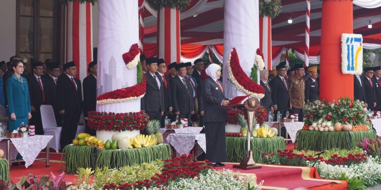 Gubernur Jawa Timur Khofifah Indar Parawansa memimpin upacara peringatan Hari Kebangkitan Nasional (Harkitnas) ke-117 di halaman Gedung Negara Grahadi, Surabaya, pada Selasa (20/5). Dok: LINES.