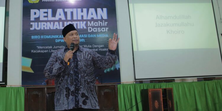 Ketua DPP LDII Rulli Kuswahyudi, menyatakan bahwa LDII perlu memperkuat komunikasi publiknya. Ia berharap peserta Pelatihan Jurnaslitik dapat memproduksi berita dan konten yang bermanfaat bagi masyarakat. Dok: LINES.