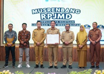 Ketua DPD LDII Lamongan, Agus Yudi, menghadiri Musyawarah Perencanaan Pembangunan (Musrenbang) dalam rangka penyusunan Rencana Pembangunan Jangka Menengah Daerah (RPJMD) Kabupaten Lamongan Tahun 2025–2029, pada Selasa (6/5), bertempat di Aula Gadjah Mada, Pemkab Lamongan. Dok: LINES.