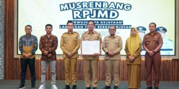 Ketua DPD LDII Lamongan Agus Yudi menghadiri Musyawarah Perencanaan Pembangunan Musrenbang dalam rangka penyusunan Rencana Pembangunan Jangka Menengah Daerah RPJMD Kabupaten Lamongan Tahun 20252029 pada Selasa 65 bertempat di Aula Gadjah Mada Pemkab Lamongan Dok LINES