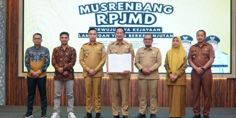 Ketua DPD LDII Lamongan, Agus Yudi, menghadiri Musyawarah Perencanaan Pembangunan (Musrenbang) dalam rangka penyusunan Rencana Pembangunan Jangka Menengah Daerah (RPJMD) Kabupaten Lamongan Tahun 2025–2029, pada Selasa (6/5), bertempat di Aula Gadjah Mada, Pemkab Lamongan. Dok: LINES.