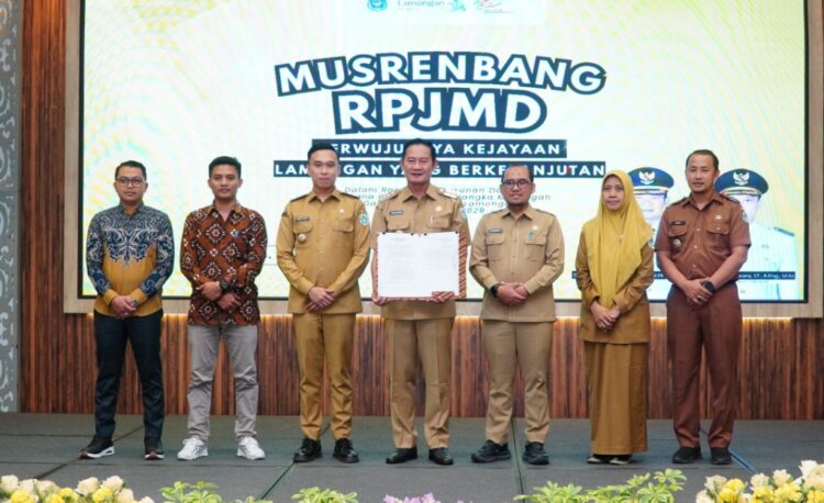 Ketua DPD LDII Lamongan Agus Yudi menghadiri Musyawarah Perencanaan Pembangunan Musrenbang dalam rangka penyusunan Rencana Pembangunan Jangka Menengah Daerah RPJMD Kabupaten Lamongan Tahun 20252029 pada Selasa 65 bertempat di Aula Gadjah Mada Pemkab Lamongan Dok LINES
