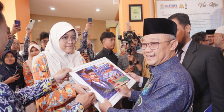 Mendikdasmen Abdul Mu’ti saat menghadiri resepsi Milad ke-112 Muhammadiyah di Sidoarjo, Sabtu 16 November 2024. Dok: LINES.