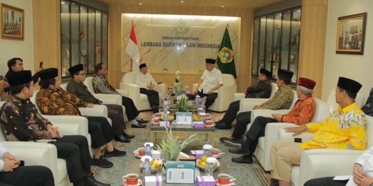 Pengurus Pusat Majelis Dakwah Islamiyah (PP MDI) mengunjungi Kantor DPP Lembaga Dakwah Islam Indonesia (LDII) di Jakarta pada Jumat (9/5). Dok: LINES.
