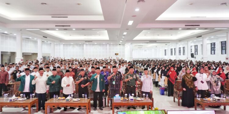 Pondok Pesantren Wali Barokah Kediri menyelenggarakan Seminar Kebangsaan dalam rangka memperingati Hari Kebangkitan Nasional ke-117. Acara yang digelar pada Rabu, 21 Mei 2025 ini bertujuan untuk menanamkan nilai-nilai patriotisme dan toleransi kepada seluruh santri. DOK: LINES.