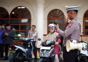 Satlantas Polres Kediri Kota Tanamkan Kesadaran Tertib Lalu Lintas di Kalangan Santri Wali Barokah melalui program "Coaching Clinic Pondok Pesantren Road Safety", pada Rabu (14/5). Dok: LINES.