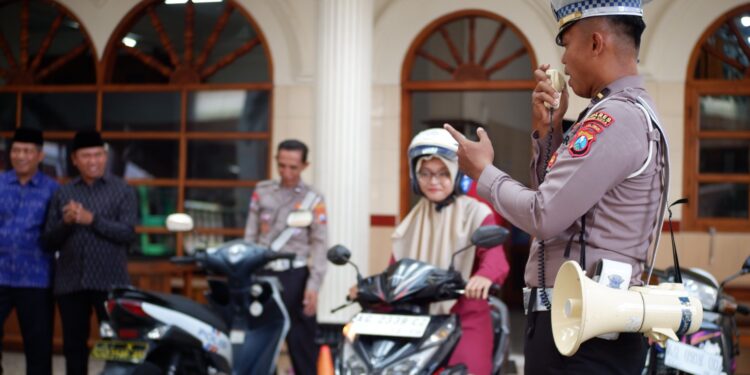 Satlantas Polres Kediri Kota Tanamkan Kesadaran Tertib Lalu Lintas di Kalangan Santri Wali Barokah melalui program "Coaching Clinic Pondok Pesantren Road Safety", pada Rabu (14/5). Dok: LINES.
