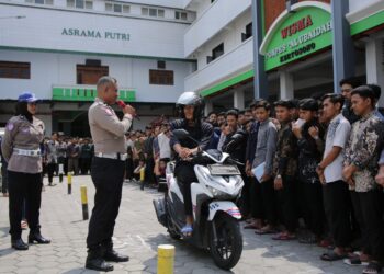 Satlantas Polres Nganjuk menggelar program 'Police Goes to Pondok Pesantren' kepada 600 santri di Ponpes Al Ubaidah, Kertosono, Rabu (30/4). Dok: LINES.