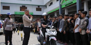 Satlantas Polres Nganjuk menggelar program Police Goes to Pondok Pesantren kepada 600 santri di Ponpes Al Ubaidah Kertosono Rabu 304 Dok LINES
