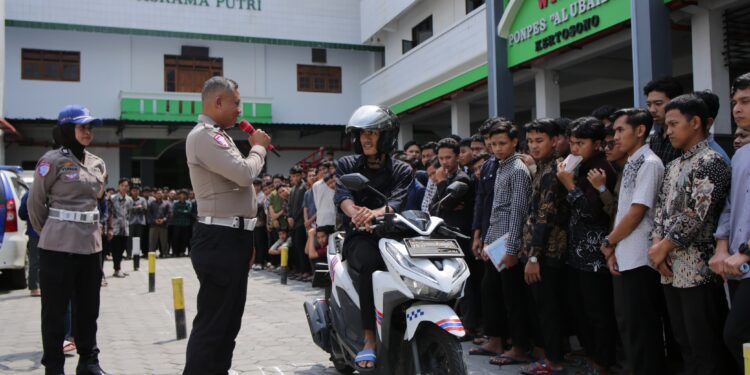 Satlantas Polres Nganjuk menggelar program 'Police Goes to Pondok Pesantren' kepada 600 santri di Ponpes Al Ubaidah, Kertosono, Rabu (30/4). Dok: LINES.