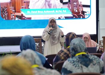 pengurus Departemen Pemberdayaan Perempuan dan Kesejahteraan Keluarga (PPKK) DPP LDII, Dewi Ilma Antawati menjadi narasumber dalam Pelatihan Tim Pencegahan dan Penanganan Kekerasan (TPPK), di Pondok Pesantren Wali Barokah, Minggu (25/5). Ia sampaikan pentingnya Dukungan Psikologi Awal (DPA) pada satuan pendidikan. Dok: LINES.