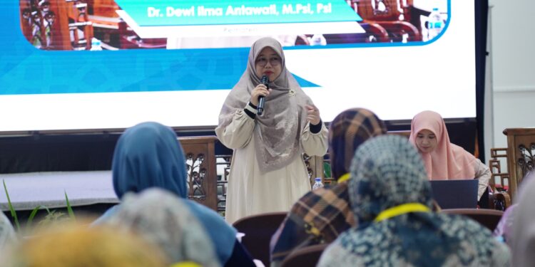 pengurus Departemen Pemberdayaan Perempuan dan Kesejahteraan Keluarga (PPKK) DPP LDII, Dewi Ilma Antawati menjadi narasumber dalam Pelatihan Tim Pencegahan dan Penanganan Kekerasan (TPPK), di Pondok Pesantren Wali Barokah, Minggu (25/5). Ia sampaikan pentingnya Dukungan Psikologi Awal (DPA) pada satuan pendidikan. Dok: LINES.