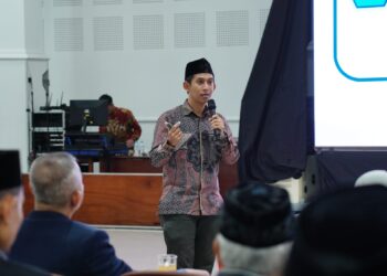 Pengurus DPP LDII dari Departemen Pengabdian Masyarakat (Penamas), Rio Azadi bicara soal teknis pembentukan dan penguatan peran TPPK di berbagai satuan pendidikan, di Ponpes Wali Barokah Kediri, Sabtu (24/5). Dok: LINES.