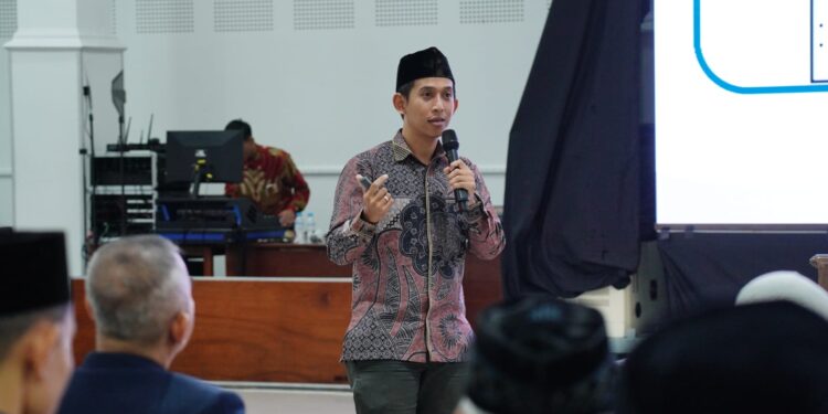 Pengurus DPP LDII dari Departemen Pengabdian Masyarakat (Penamas), Rio Azadi bicara soal teknis pembentukan dan penguatan peran TPPK di berbagai satuan pendidikan, di Ponpes Wali Barokah Kediri, Sabtu (24/5). Dok: LINES.