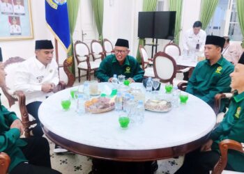 Pengurus Harian DPD LDII Kabupaten Bangkalan beraudiensi dengan Bupati terpilih Bangkalan Lukman Hakim di Ruang Kerja Bupati, pada Rabu (7/5). Dok: LINES.