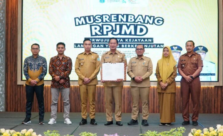 Ketua DPD LDII Lamongan Agus Yudi menghadiri Musrenbang dalam rangka penyusunan RPJMD Kabupaten Lamongan Tahun 20252029 yang dibuka oleh Bupati Dr Yuhronur Efendi pada Selasa 65 di Aula Gadjah Mada Pemkab Lamongan Dok LINES