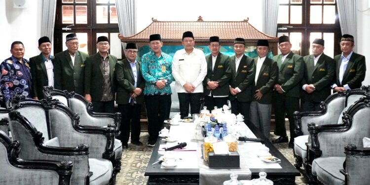 DPD LDII Kabupaten Sidoarjo menjalin audiensi dengan Bupati Sidoarjo, Subandi, di Pendapa Delta Wibawa, Jumat (16/5). LDII dan Bupati Subandi mempererat kolaborasi dalam berbagai bidang strategis. Dok: LINES.