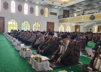 Ketua DPW LDII Jawa Timur, KH Moch Amrodji Konawi (ketiga dari kanan), menghadiri acara Dzikir dan Doa Bersama dalam rangka memperingati Hari Ulang Tahun ke-79 Bhayangkara, yang diselenggarakan di Masjid Arif Nurul Huda, Mapolda Jatim, pada Kamis (26/6). Dok: LINES.