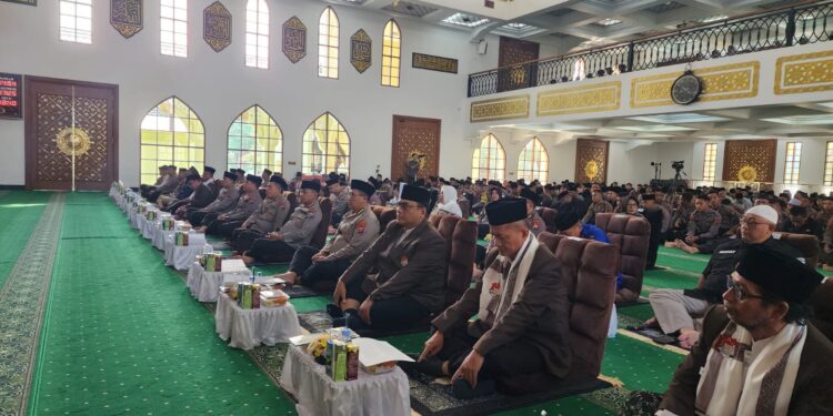 Ketua DPW LDII Jawa Timur, KH Moch Amrodji Konawi (ketiga dari kanan), menghadiri acara Dzikir dan Doa Bersama dalam rangka memperingati Hari Ulang Tahun ke-79 Bhayangkara, yang diselenggarakan di Masjid Arif Nurul Huda, Mapolda Jatim, pada Kamis (26/6). Dok: LINES.