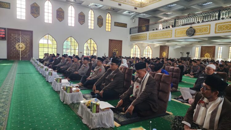 Ketua DPW LDII Jawa Timur KH Moch Amrodji Konawi ketiga dari kanan menghadiri acara Dzikir dan Doa Bersama dalam rangka memperingati Hari Ulang Tahun ke 79 Bhayangkara yang diselenggarakan di Masjid Arif Nurul Huda Mapolda Jatim pada Kamis 266 Dok LINES