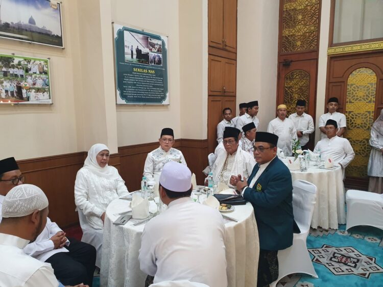Ketua DPW LDII Jawa Timur KH Moch Amrodji Konawi berbincang dengan Gubernur Jawa Timur Khofifah Indar Parawansa dan sejumlah tokoh agama seusai pelaksanaan Dzikir dan Doa Bersama dalam rangka menyambut Tahun Baru Islam 1 Muharam 1447 H di ruang pertemuan Masjid Nasional Al Akbar Surabaya Dok LINES