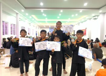 Sejumlah siswa Sekolah Dasar Islam (SDI) Budi Luhur Kecamatan Sugio berhasil meraih 2 medali emas, 2 medali perak, dan 1 medali perunggu dalam kejuaraan pencak silat yang diselenggarakan oleh Ikatan Pencak Silat Indonesia (IPSI) Kabupaten Lamongan, pada Sabtu (31/5). Dok: LINES.