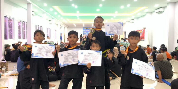 Sejumlah siswa Sekolah Dasar Islam (SDI) Budi Luhur Kecamatan Sugio berhasil meraih 2 medali emas, 2 medali perak, dan 1 medali perunggu dalam kejuaraan pencak silat yang diselenggarakan oleh Ikatan Pencak Silat Indonesia (IPSI) Kabupaten Lamongan, pada Sabtu (31/5). Dok: LINES.