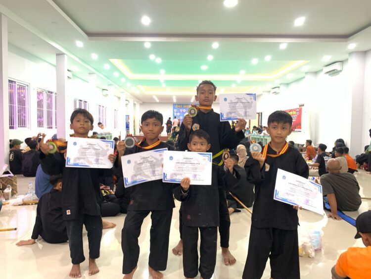 Sejumlah siswa Sekolah Dasar Islam SDI Budi Luhur Kecamatan Sugio berhasil meraih 2 medali emas 2 medali perak dan 1 medali perunggu dalam kejuaraan pencak silat yang diselenggarakan oleh Ikatan Pencak Silat Indonesia IPSI Kabupaten Lamongan pada Sabtu 315 Dok LINES