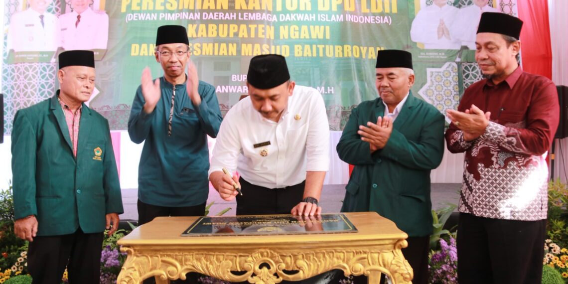 bupati ngawi resmikan kantor dpd ldii | LDII JAWA TIMUR Bupati Ngawi Oni Anwar Harsono meresmikan Gedung Kantor DPD LDII Kabupaten Ngawi dan Masjid Baiturroyan pada Sabtu 24 Mei 2025 Dok LINES
