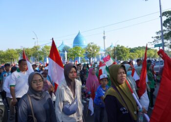 Puluhan ribu warga Jawa Timur memadati kawasan Masjid Nasional Al Akbar Surabaya untuk mengikuti kegiatan jalan sehat dalam rangka memperingati 1 Muharam 1447 Hijriyah, Sabtu pagi (28/6/2025). Dok. LINES.