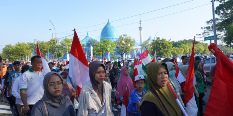 Puluhan ribu warga Jawa Timur memadati kawasan Masjid Nasional Al Akbar Surabaya untuk mengikuti kegiatan jalan sehat dalam rangka memperingati 1 Muharam 1447 Hijriyah, Sabtu pagi (28/6/2025). Dok. LINES.