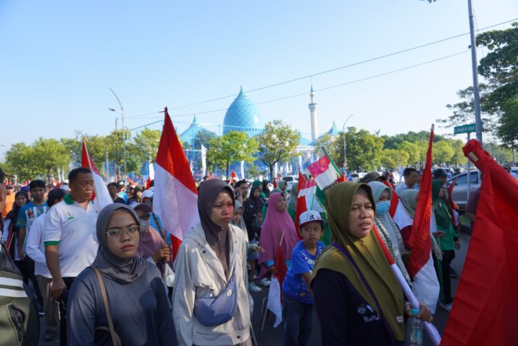 Puluhan ribu warga Jawa Timur memadati kawasan Masjid Nasional Al Akbar Surabaya untuk mengikuti kegiatan jalan sehat dalam rangka memperingati 1 Muharam 1447 Hijriyah Sabtu pagi 2862025 Dok LINES