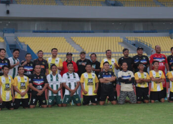 Pertandingan persahabatan antara tim sepak bola PS Bhayangkara Polres Gresik melawan All Star Gresik 354 digelar Rabu (28/5) di Stadion Gelora Joko Samudro, Gresik. Dok: Lines.