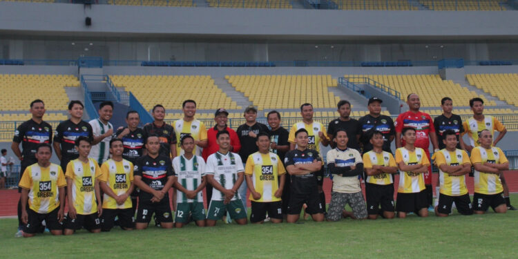 Pertandingan persahabatan antara tim sepak bola PS Bhayangkara Polres Gresik melawan All Star Gresik 354 digelar Rabu (28/5) di Stadion Gelora Joko Samudro, Gresik. Dok: Lines.