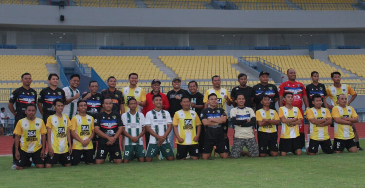 Pertandingan persahabatan antara tim sepak bola PS Bhayangkara Polres Gresik melawan All Star Gresik 354 digelar Rabu (28/5) di Stadion Gelora Joko Samudro, Gresik. Dok: Lines.