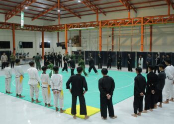 Polres Ngajuk menggelar latihan bersama lima perguruan silat melalui program “Sowan dan Komunikasi dengan Tokoh Perguruan Silat (Soko Guru)”. Latihan jurus dasar IPSI itu digelar di Padepokan PERSINAS ASAD, Pondok Pesantren Al Ubaidah, Kertosono, Nganjuk, Rabu (25/5). Dok: LINES.